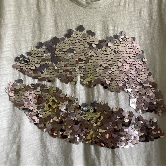 Express Sequin Kiss Shirt - Picture 5 of 10